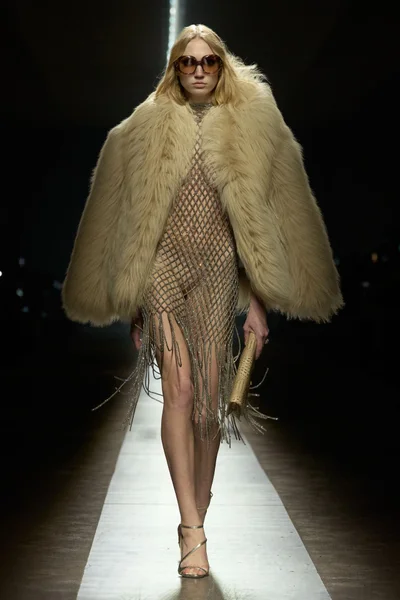 Look 16